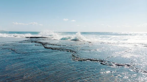Eine Schöne Aufnahme Hoher Meereswellen Bei Klarem Sonnigem Wetter — Stockfoto