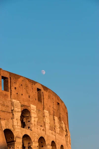 Vista Vertical Parcial Coliseu Histórico Lua Contra Céu Azul — Fotografia de Stock