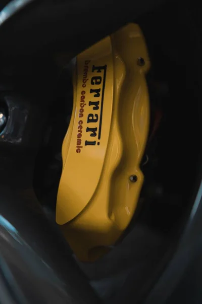Függőleges Közelkép Egy Ferrari Autó Féktárcsájáról — Stock Fotó