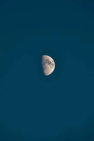 Tiro Vertical Primeiro Quarto Lua Céu Azul — Fotografia de Stock