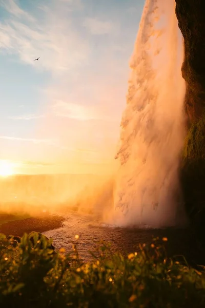 Tiro Vertical Uma Cachoeira Hipnotizante Luz Solar Brilhante — Fotografia de Stock