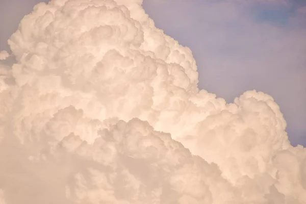 Fondo Pantalla Estético Con Grandes Nubes Esponjosas Cielo Rosa — Foto de Stock
