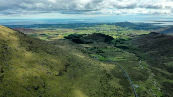 Повітряний Вид Асфальтову Дорогу Через Зелені Пагорби Долини Північній Ірландії — стокове фото