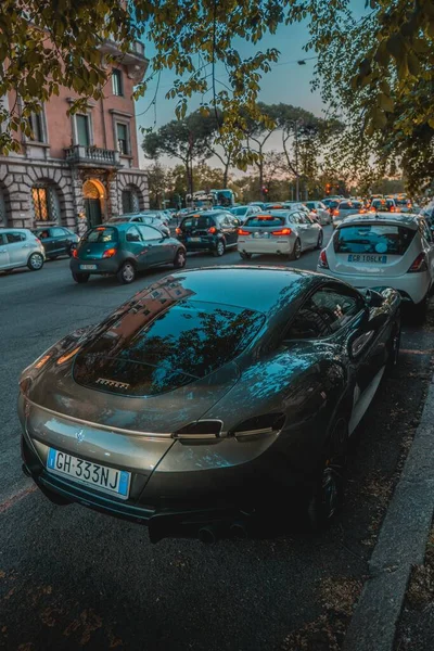 Eine Vertikale Aufnahme Eines Freien Geparkten Luxus Ferraris — Stockfoto