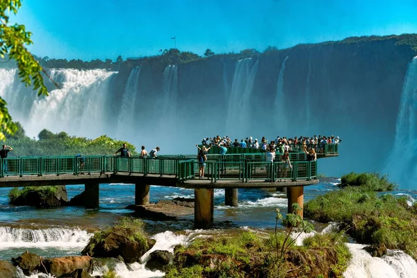 Una Vista Bajo Ángulo Una Hermosa Cascada Foz Iguacu Brasil — Foto de Stock