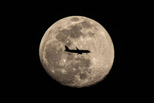 Vacker Utsikt Över Silhuetten Ett Flygplan Bakgrunden Vacker Stor Fullmåne — Stockfoto