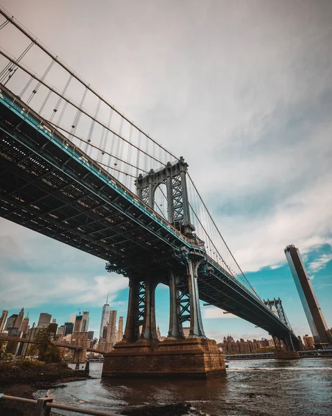 米国ニューヨーク市のブルックリン橋の垂直ショット — ストック写真
