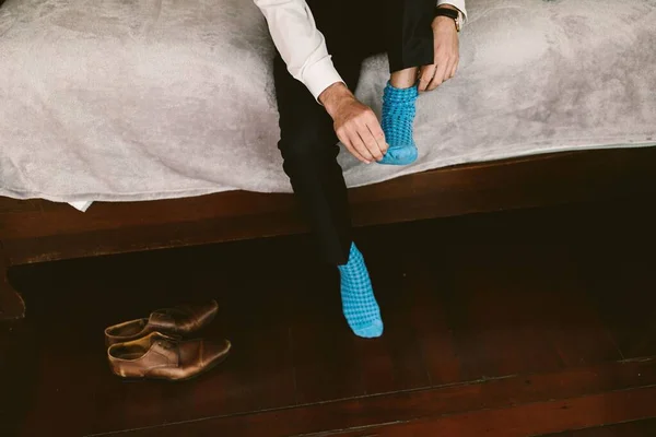 Een Man Die Een Bed Zit Blauwe Sokken Aantrekt — Stockfoto