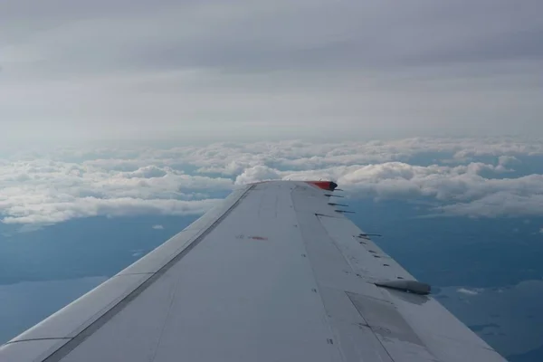Chmury Skrzydło Samolotu Okna Samolotu — Zdjęcie stockowe