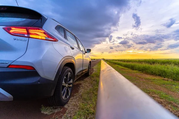 Closeup Shot Silver Parked Next Guardrail Highway Sunset — Stock Photo, Image