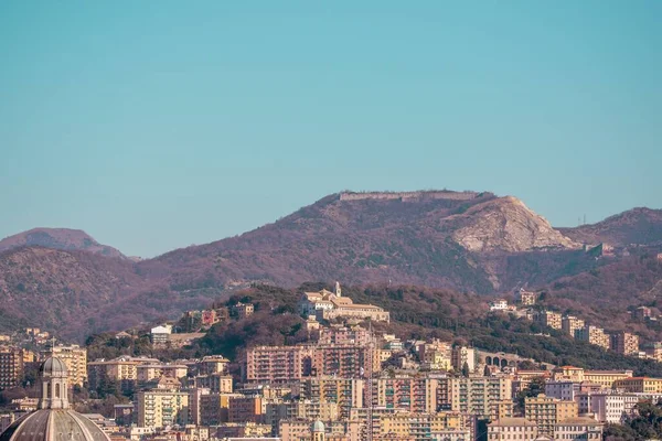意大利热那亚山上的建筑景观 — 图库照片
