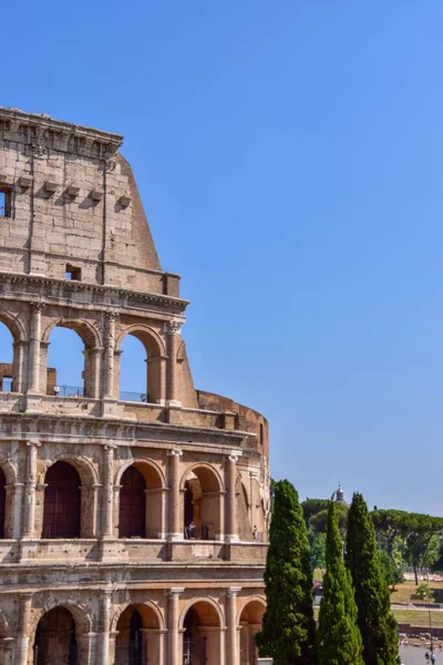 Den Vertikala Partiella Vyn Historiska Colosseum Mot Den Blå Himlen — Stockfoto