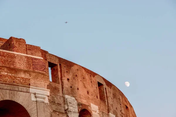 Den Närbild Partiell Bild Historiska Colosseum Och Månen Mot Den — Stockfoto