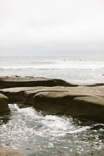 Een Verticaal Shot Van Stille Oceaan Getijden Zwembaden Een Bewolkte — Stockfoto