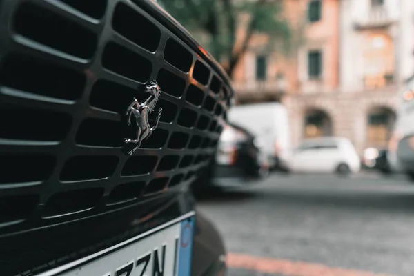 Lüks Bir Ferrari Nin Logosunun Yakın Plan Çekimi — Stok fotoğraf