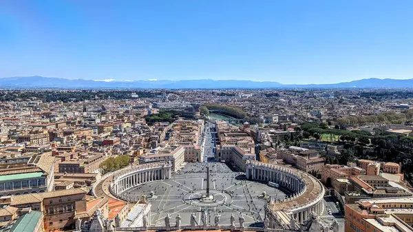 ローマの街並みとともにサンピエトロ広場の空中風景 — ストック写真