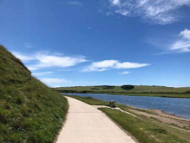 Güneşli bir günde yeşil tepeli güzel bir yol manzarası.