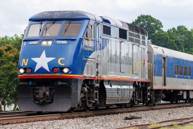 Mavi Amtrak treni Kannapolis, NC 'den kalkıyor.