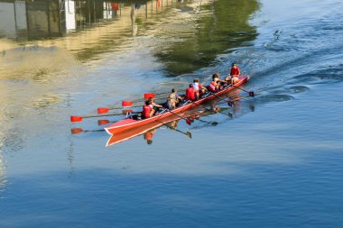 İnsanlar Tiber Nehri 'nde kano kullanıyor.