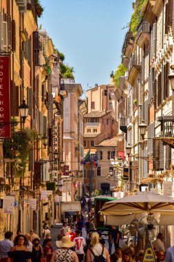 Roma 'da kalabalık bir caddenin dikey görüntüsü.