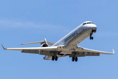 PSA Havayolları Amerikan Kartalı CRJ-700 Charlotte, NC üzerinde uçuyor.