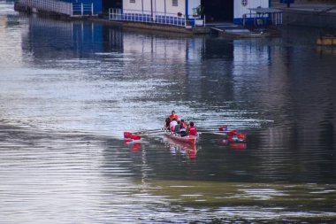 Roma, İtalya 'daki Tiber Nehri' nde kano yapan insanlar.