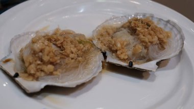 Lokantadaki bir masanın üzerindeki lezzetli istiridyelerin yakın plan çekimi.