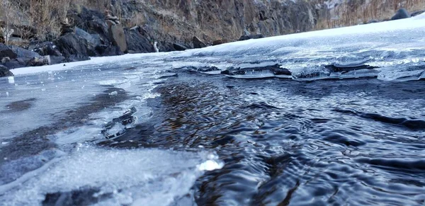 Klares Wasser Umgeben Von Eisbedecktem Boden — Stockfoto