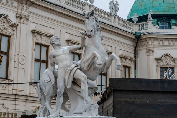 Kamienny Posąg Przed Pałacem Belvedere — Zdjęcie stockowe