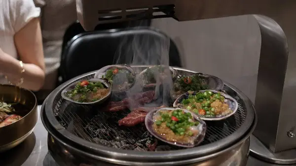 Cocinero Prepara Deliciosa Comida Una Parrilla — Foto de Stock