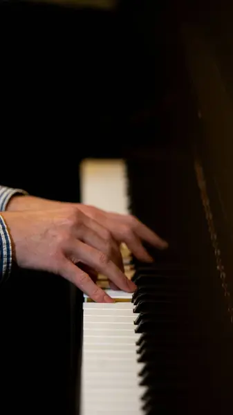 Μια Κάθετη Λήψη Των Χεριών Που Παίζουν Πιάνο — Φωτογραφία Αρχείου