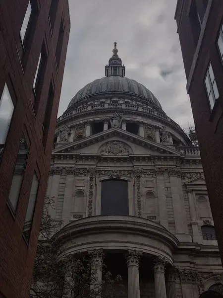 Londra Ngiltere Deki Paul Katedrali Nin Alçak Açılı Görüntüsü — Stok fotoğraf