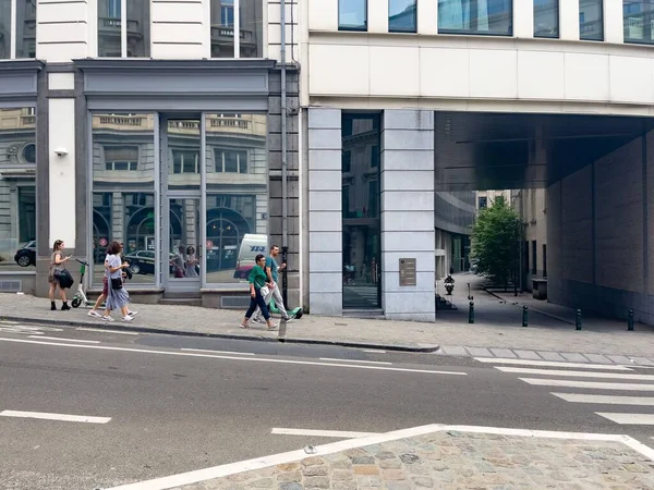 Poucas Pessoas Andando Rua Bruxelas — Fotografia de Stock