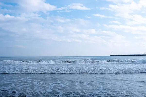 Hermoso Paisaje Las Olas Mar Salpicando Playa Arena Bajo Cielo — Foto de Stock