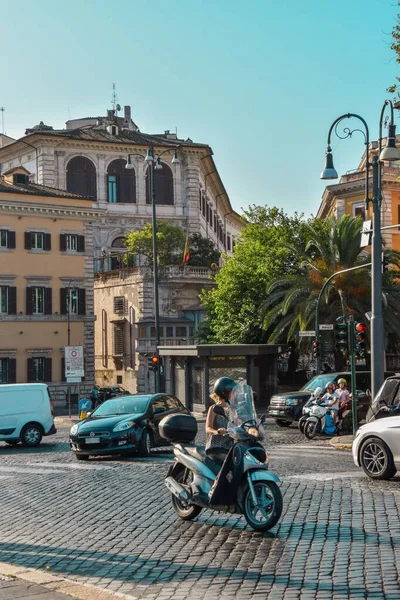 Egy Függőleges Felvétel Azokról Akik Robogókat Vezetnek Róma Utcáin — Stock Fotó