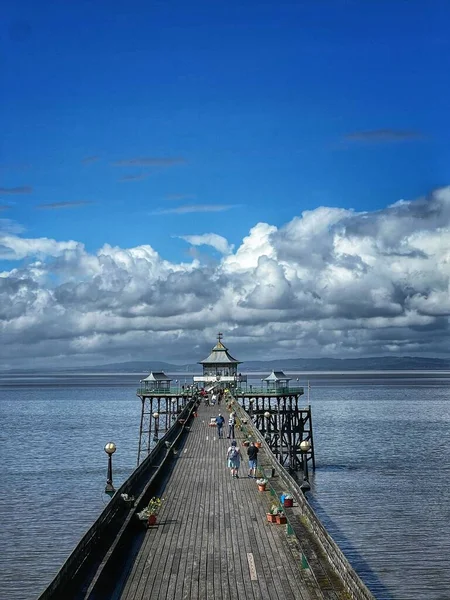 Eine Vertikale Aufnahme Des Clevedon Pier Mit Umherlaufenden Menschen — Stockfoto