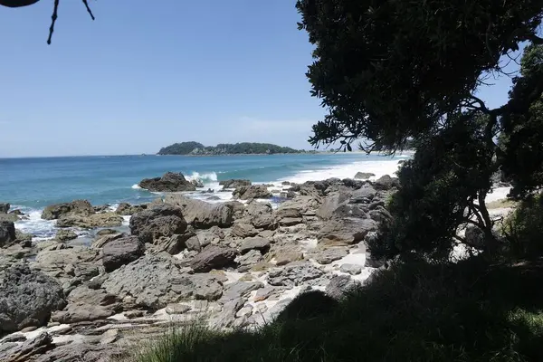 Bel Colpo Una Spiaggia Soleggiata Con Rocce Grigie Ciottoli — Foto Stock