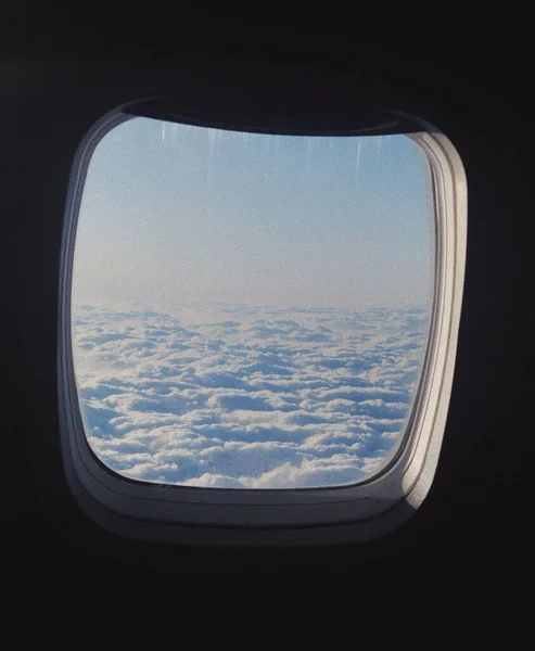 Μια Όμορφη Θέα Των Νεφών Από Ένα Παράθυρο Του Αεροπλάνου — Φωτογραφία Αρχείου
