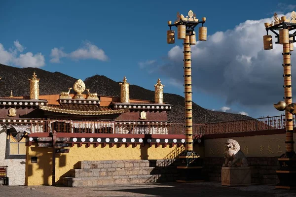 Gyönyörű Kilátás Nyílik Templomra Kék Felhős Alatt Yunnan Ban Kínában — Stock Fotó