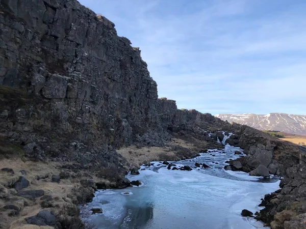 Ein Schöner Blick Auf Einen Fluss Mit Felsen Unter Blauem — Stockfoto