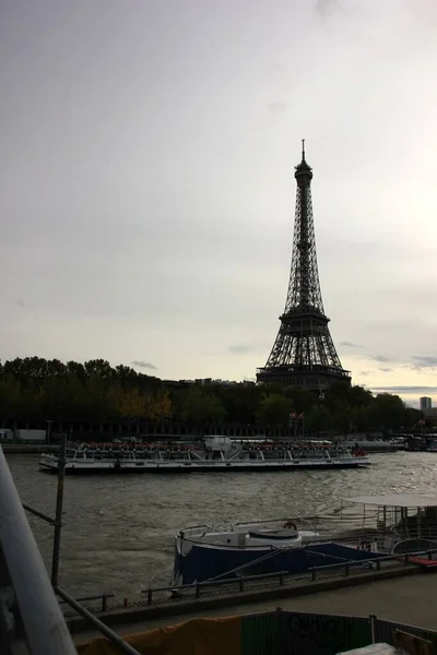 Vertikální Snímek Světoznámé Eiffelovy Věže Řeky Seiny Paříži Francii — Stock fotografie