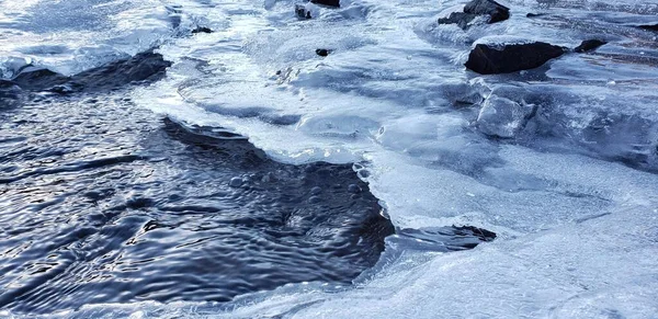 Água Limpa Rodeada Pelo Solo Coberto Gelo — Fotografia de Stock