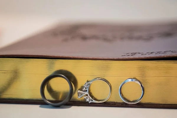 Een Close Shot Van Ringen Leunend Een Bijbel Met Gouden — Stockfoto