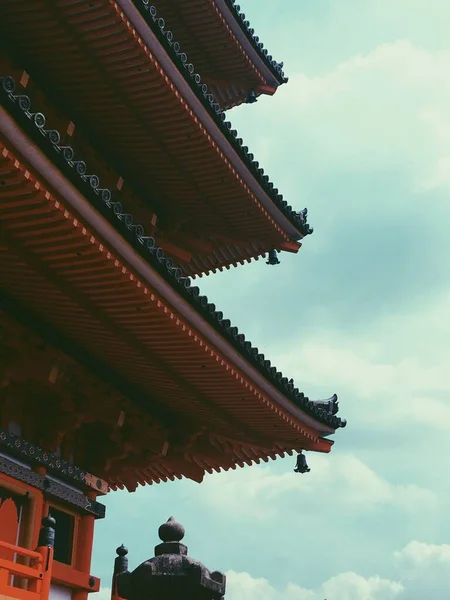 Vacker Utsikt Över Kinesiska Tempel Tak Mot Molnig Himmel — Stockfoto