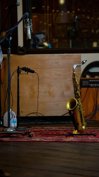 Een Verticaal Shot Van Een Saxofoon Een Stand Een Ruimte — Stockfoto