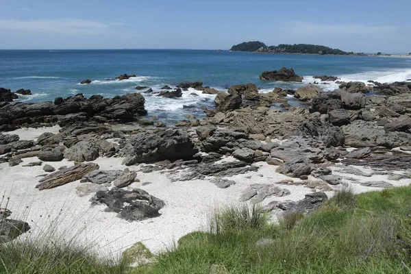 Uma Bela Foto Uma Praia Ensolarada Com Pedras Cinzentas Seixos — Fotografia de Stock