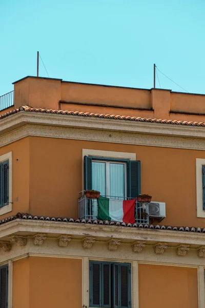 Függőleges Kilátás Egy Apartman Épület Zászló Olaszország Lóg Erkélyen — Stock Fotó