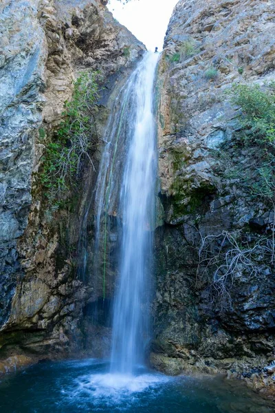 Plan Vertical Une Cascade Haute Descendant Une Falaise Accidentée — Photo