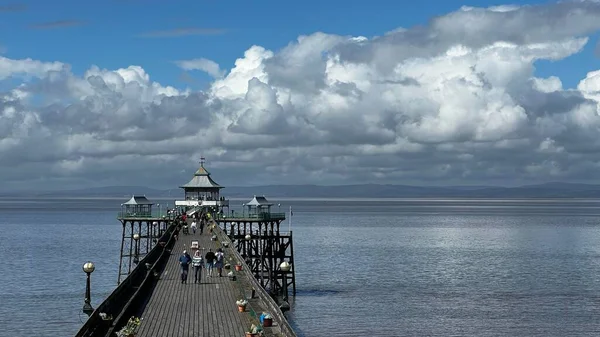 在乌云密布的蓝天下 在克莱夫顿码头上俯瞰人们的全景 — 图库照片