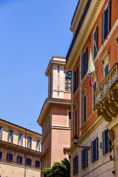 Het Verticale Uitzicht Kleurrijke Oude Stadsgebouwen Met Vlaggen Hangend Vanaf — Stockfoto